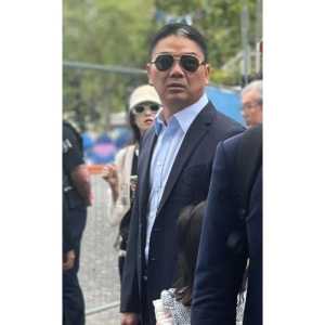 刘强东夫妇看巴黎奥运,东哥牵手女儿,保镖不让拍照