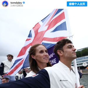 “英国织女”戴利又在看台整活织毛衣！手速不是一般快，难度升级还有设计 ...