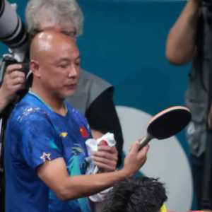 王楚钦球拍被踩男单出局  日名将同情：像重煮拉面汤底