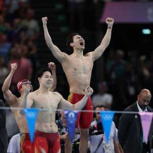 中国男400米混合接力夺金 潘展乐创惊世纪录