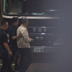 台媒：柯文哲被羁押禁见，双手上铐步上囚车，全程一语不发