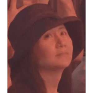 孟晚舟低调现身刘德华演唱会 被拍到给华仔比心