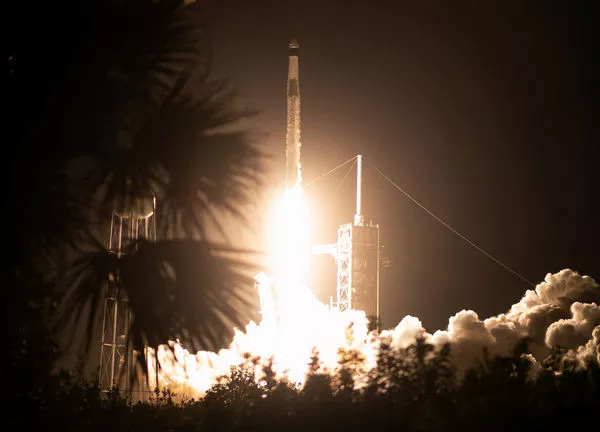 人类首次商业太空漫步！4人升空 亿万富翁也在船上