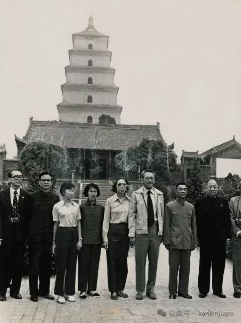 （1976年，随李光耀访问中国，在西安大雁塔合影。图源：NAS）