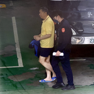 柯文哲被提讯时表情沮丧、紧闭双唇，吴子嘉揭示：他已经绝望了