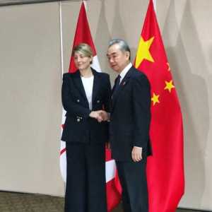 王毅会见加拿大外长乔利