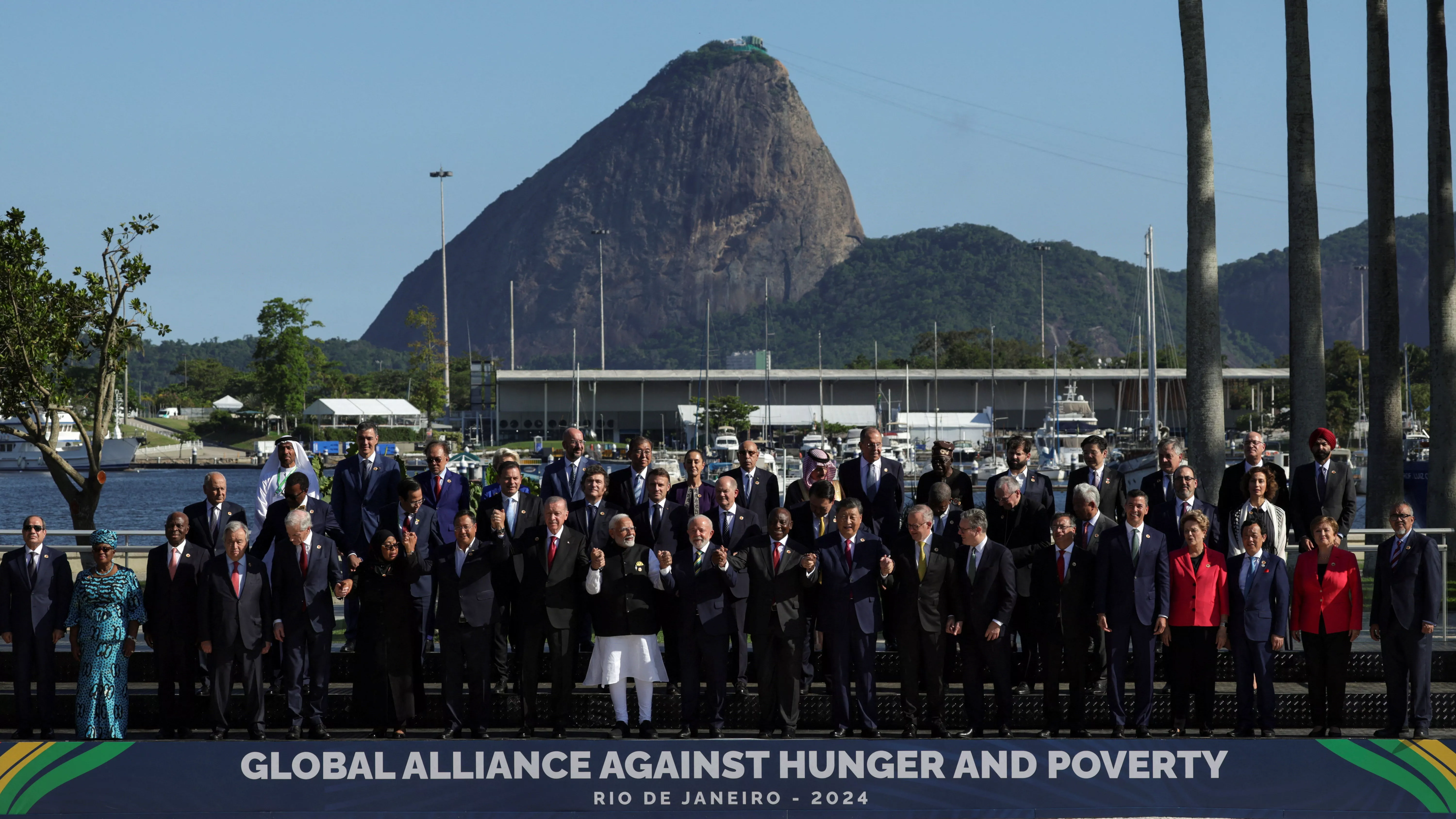 习近平站C位！G20峰会大合照「拜登来不及入镜」