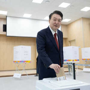 众判亲离的尹锡悦：紧急戒严重演 下台已成定局？