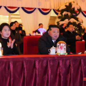 金正恩带女儿跨年,狂播神曲《亲切的父亲》高喊万岁