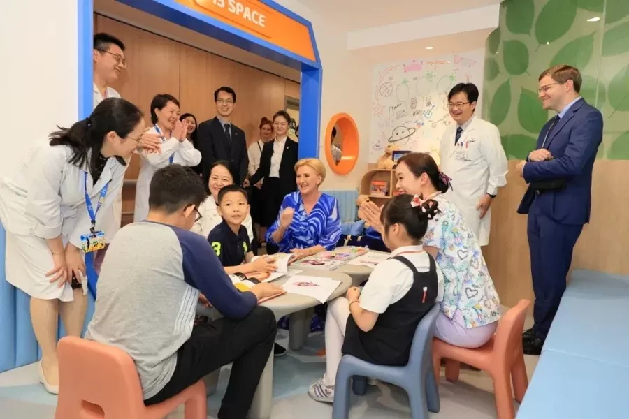 图为去年波兰总统夫人阿加塔（中）参观访问了上海儿童医学中心。