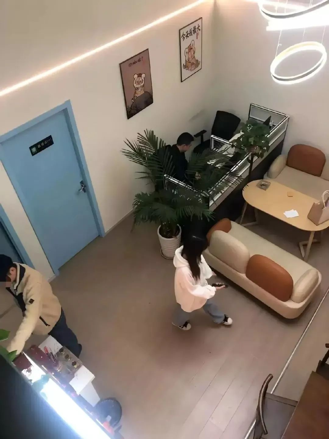 211女博士卧底秀场：失业女工成主播