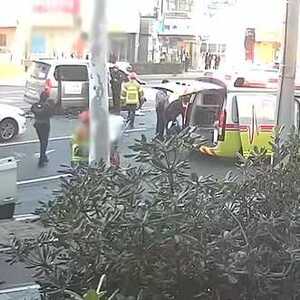 突发! 中国男子当街发疯劫车 逆行乱撞 已致12人受伤 满地鲜血 路人吓坏！