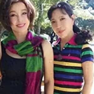 刘晓庆和68岁妹妹出游 妹妹已老成奶奶 她时髦像少女