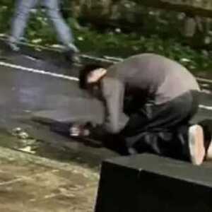 汪小菲台北街头下跪，情绪失控发语音骂张兰...