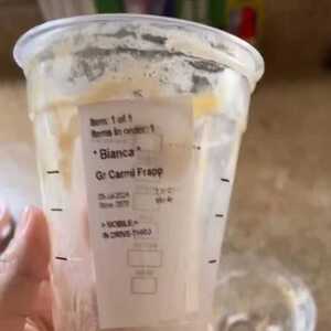 妹子点了杯星巴克觉得不对劲！把饮料倒进滤网里，滤出的东西惊呆了
