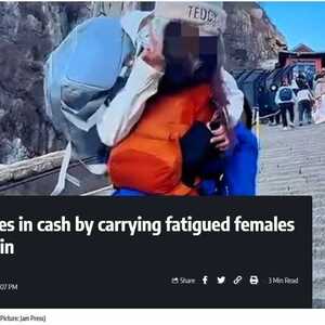 中国小伙靠陪游客爬泰山年入¥300,000！他扛着妹子登山的样子惊呆国外网友：帅啊！