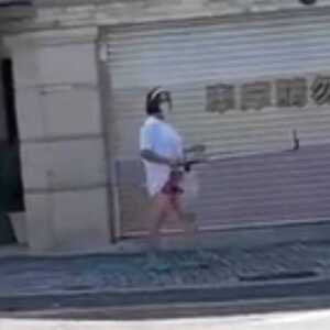 台男子因“个人喜好”扮女装戴“假阳具”闲逛遭法办