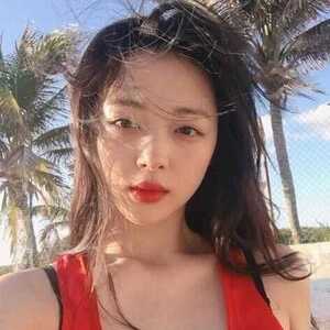 韩媒曝顶流男星操控小12岁女友买透明内衣视频！已故女星崔雪莉亲哥也发声：他改恶心剧本逼我妹就范！
