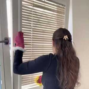 英国女子洁癖太重！打着两份工却每天7点漂白墙壁，边边角角一颗灰都不能忍！