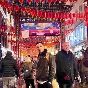 外国小哥在街头随机找路人帮忙拍照，亚洲妹纸拍完，网友沉默了...