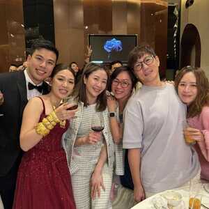 王祖蓝曝光更多饼印妹婚礼场内画面 四代成员喊住见证王祖红结婚 新娘新郎一举动掀高潮