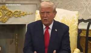 ”我很灵活“!特朗普考虑暂停汽车关税,又盯上加拿大这一关键产业!企业陷恐慌!