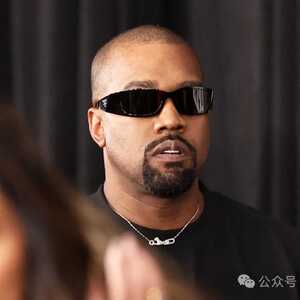 侃爷再曝老婆新照片，还称儿时和表弟“越界乱玩”致长大后发癫？网友：前妻卡戴珊和比安卡倒血霉！