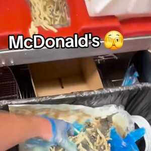 “”彻底失控“!万锦麦当劳惊人一幕曝光!女顾客拒餐退款!网友怒斥:再也不敢吃了!