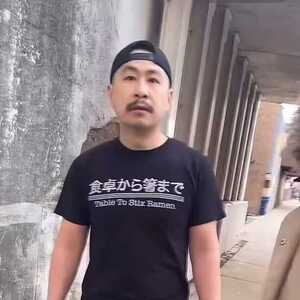 吃拉面没给小费，亚裔老板追着辱骂客人，如今下场惨了！