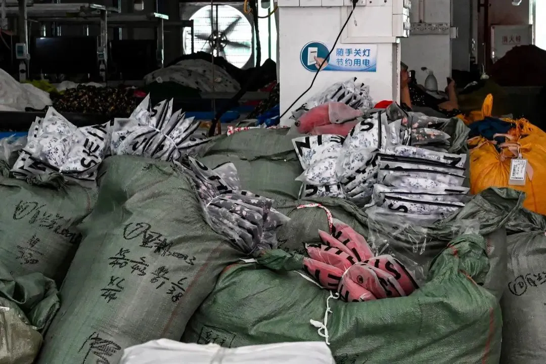 ◆广州一家为Shein供货的纺织厂内，大量成衣包裹堆积如山。