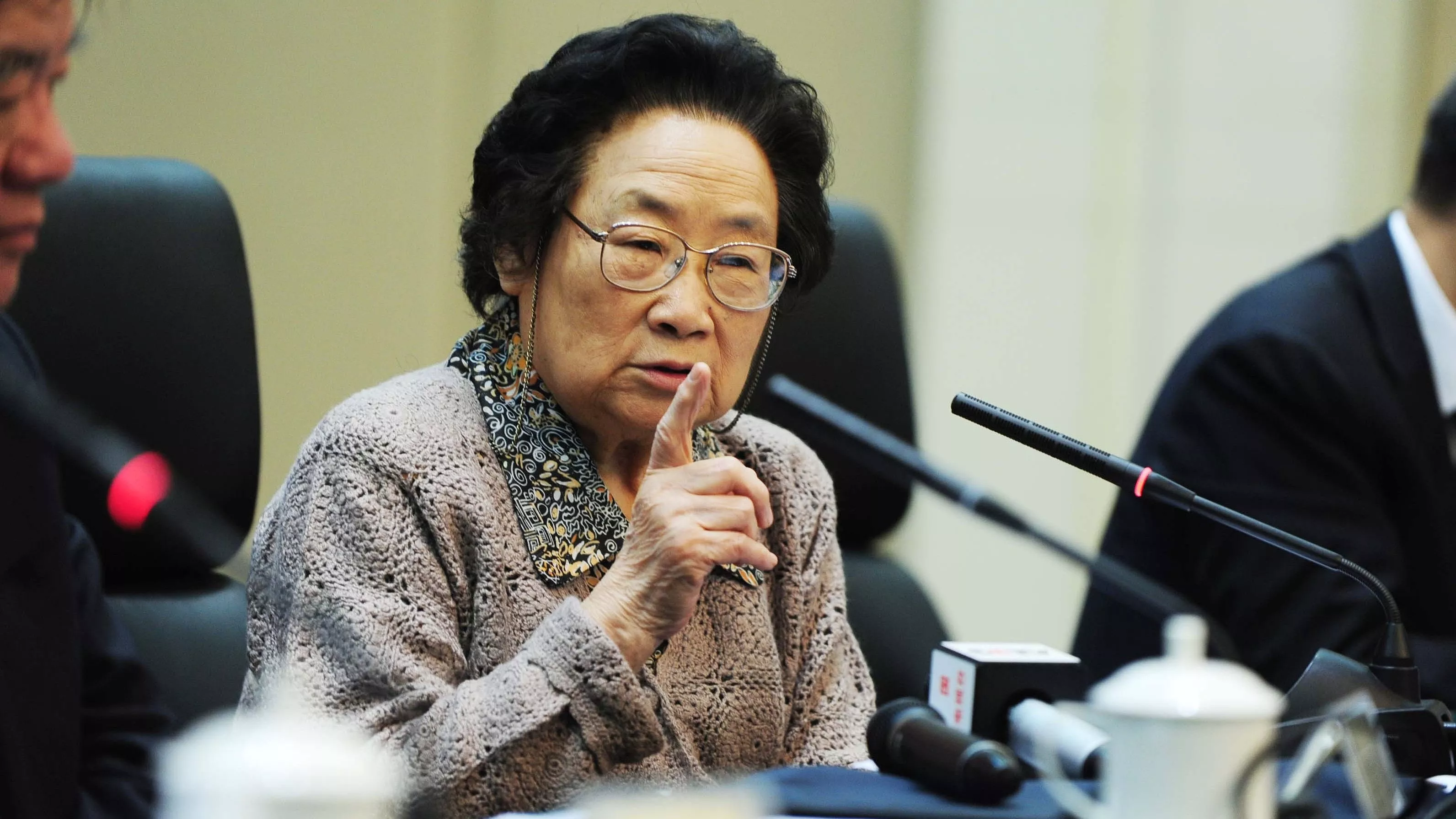 诺奖都拿过了 屠呦呦为何始终没成为中国两院院士？