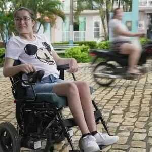 偏远小镇被“血脉诅咒”，50岁就瘫痪？然而她发现，这里有种从来没人听过的病...