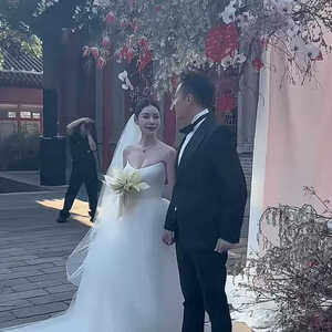 汪小菲二婚兴致不高？誓言时走神仰望天空