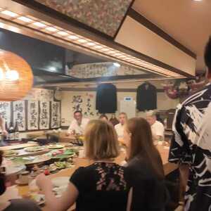 美女奥斯卡影后进寿司店用餐，邻座小伙埋头狂吃整整30分钟都没发觉！回看视频悔死了
