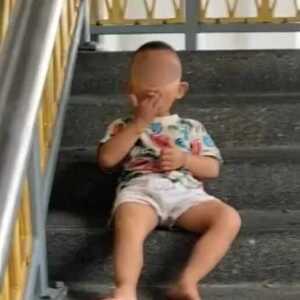 4岁男孩抽烟画面惊呆网友，姿势老练一眼老烟枪？终于找到他父母，是真没人管他...