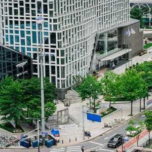 首尔市中心30米高交通塔顶居然住着个人？！他们为了抗争，就是不下来...