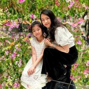 章子怡公开9岁女儿正面照 五官拷贝汪峰“爸爸赢了”