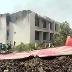 印度客机坠毁在医学院,家属：我儿子二楼跳下逃生