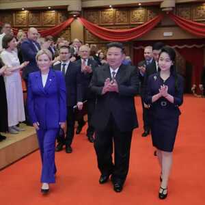 金正恩哭了！跪地轻抚援俄阵亡士兵棺木……朝鲜公布罕见一幕