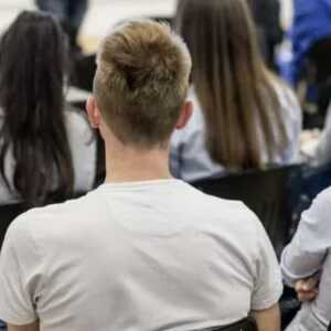 白人学生抱怨中国学生太多引爆舆论 全班就我讲英文