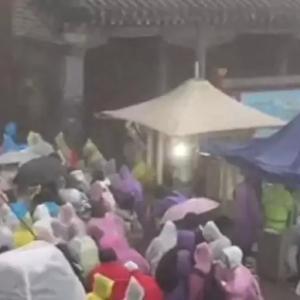大量游客在泰山突遇降雨大风 厕所挤满过夜的人