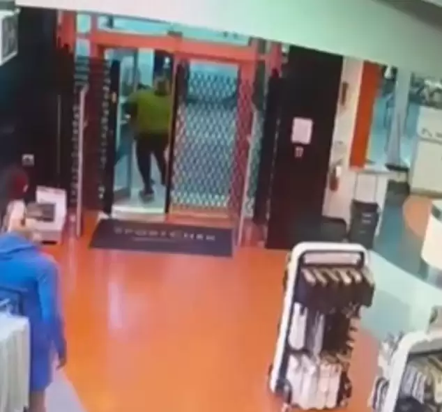 店员勇抓小偷，反而被炒？犯罪率下降市民却越来越没安全感！