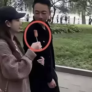 汪小菲马筱梅公园划船，女方大热天穿针织衫引热议