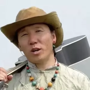 网红敖其尔去世：知情人称争吵后跳车 警排除他杀