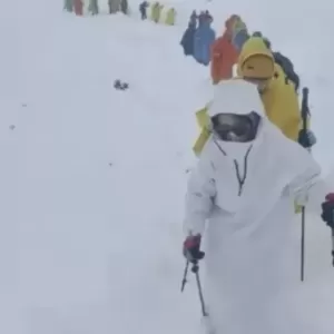 珠峰最强暴雪：千人受困帐篷被压塌 近600人获救…