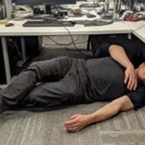 马斯克睡办公室照曝光，睡在桌下，枕头都没有