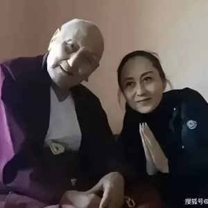 62岁李连杰和62岁利智合照，他们老成了普通人的模样