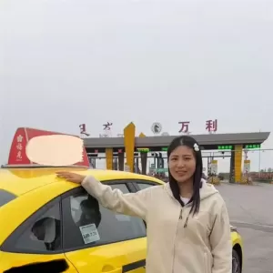 重庆女子乘“黄色法拉利”去内蒙 计价器爆表