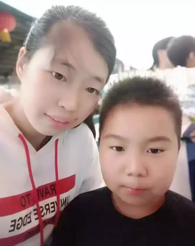 “我的妈妈，总带陌生女孩回家”