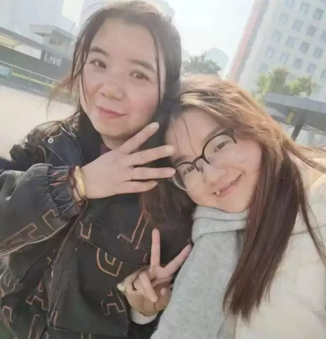 “我的妈妈，总带陌生女孩回家”